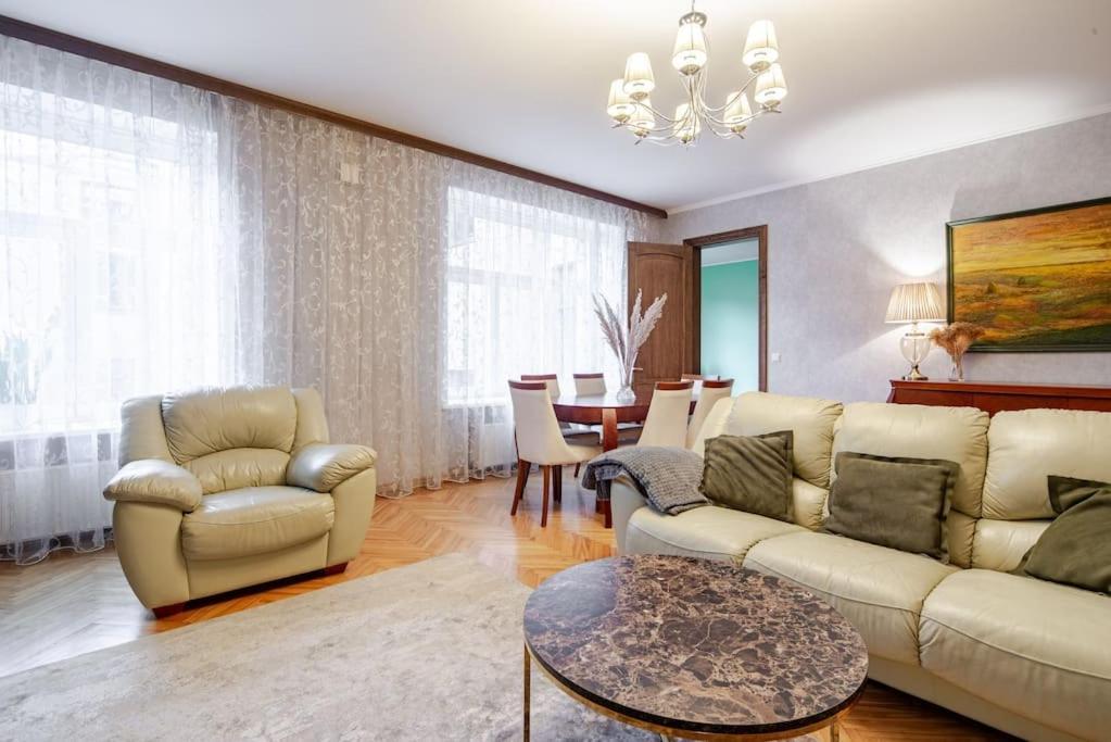 Sunny Flat In Art Nouveau Area Riga