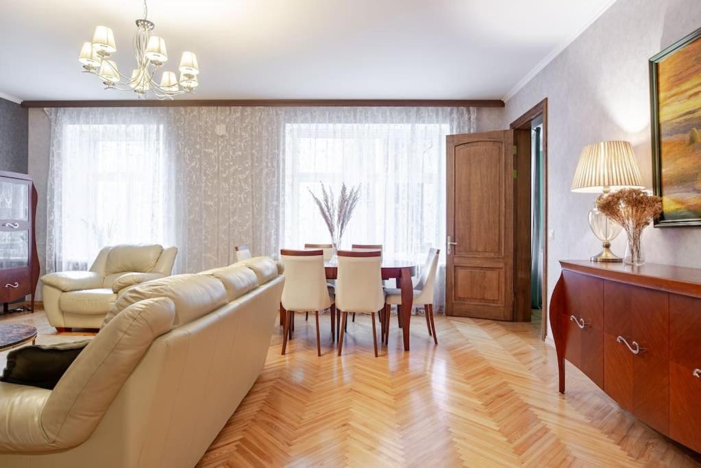 Sunny Flat In Art Nouveau Area