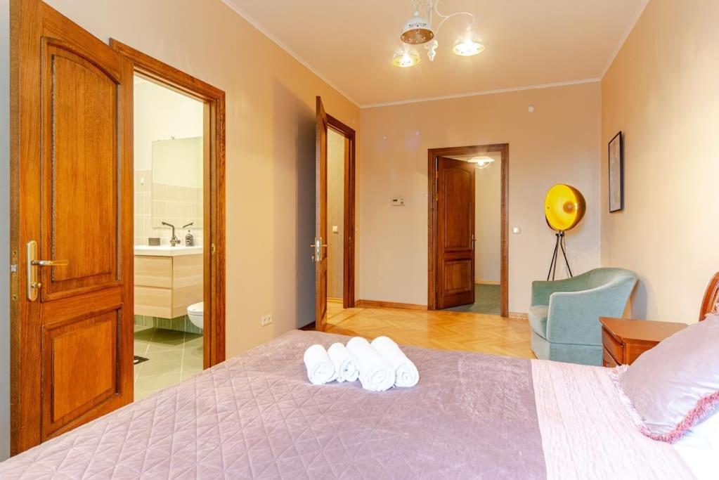 Sunny Flat In Art Nouveau Area Leilighet